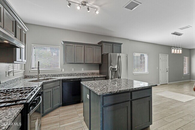 Building Photo - 2137 Shreya St
