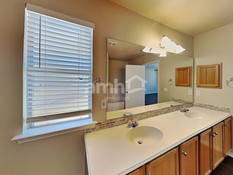 Building Photo - 3104 Pinehurst Ct