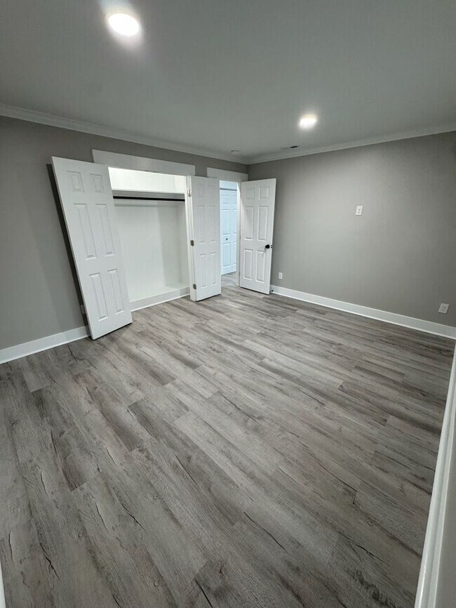 Building Photo - NEWLEY RENOVATED-This one won't last long! Schedule your tour today!