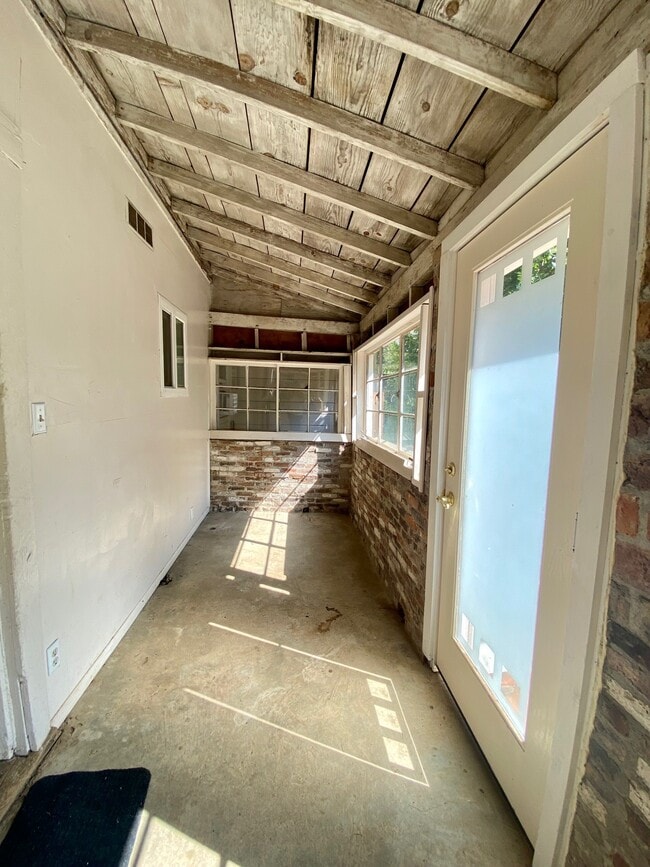 Building Photo - 414 S Pine St