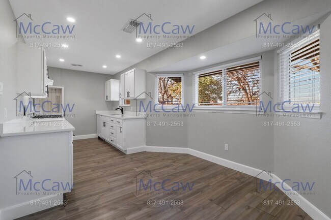 Building Photo - 706 Janann St