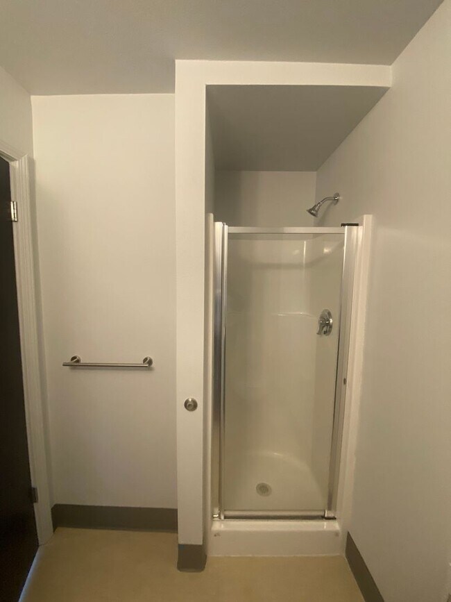 Building Photo - ALL UTILITIES INCLUDED in this 1 bed 1 bat...