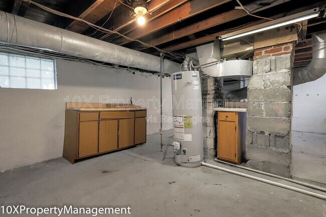 Building Photo - 1819 E Walnut St