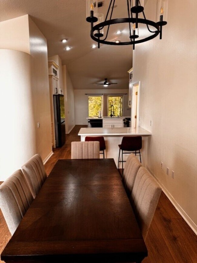 Building Photo - Beautiful 3 bedroom 2 bathroom home availa...