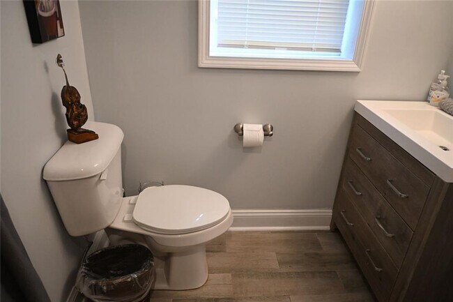 Building Photo - 994 Overbrook Cir