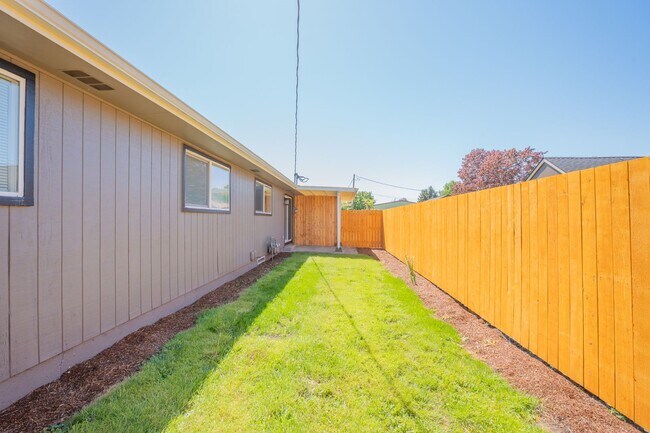 Building Photo - Newly Remodeled Large 2 Bedroom!