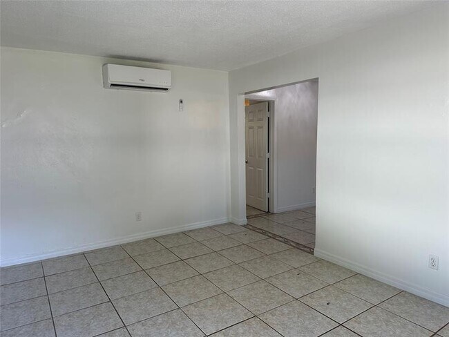 Building Photo - 205 SE 22nd St