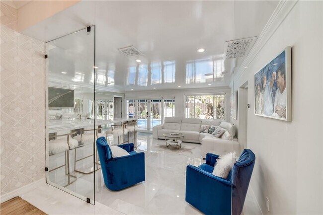 Building Photo - 417 NE 15th Ave