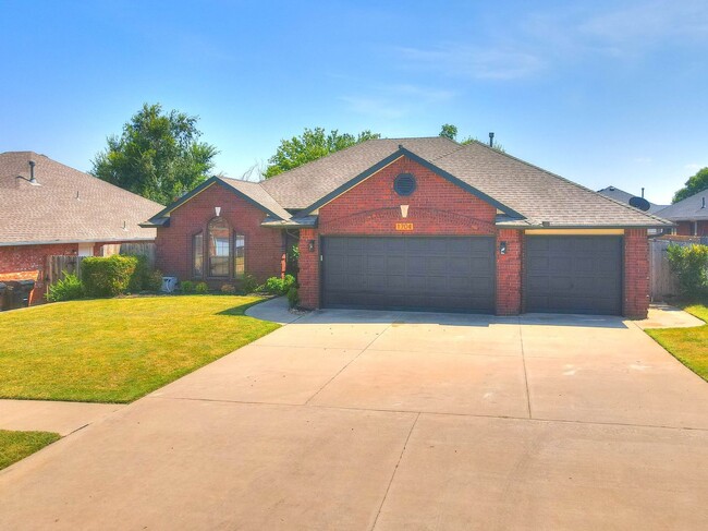 Building Photo - Beautiful 4 Bedroom Home with Inground Poo...