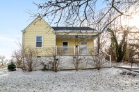 Building Photo - 2 Bed / 1 Bath Bungalow. Dog Friendly. Fen...