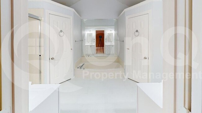 Building Photo - 4211 Spurwood Dr