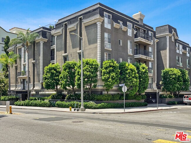 Primary Photo - 585 N Rossmore Ave
