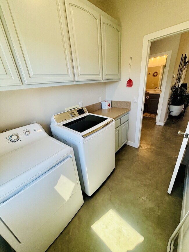 Building Photo - Rare Opportunity for Spacious, Modern Sout...