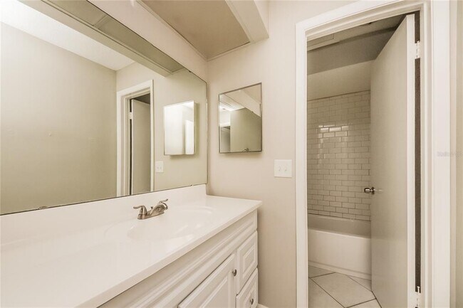Building Photo - 4454 Sandhurst Dr