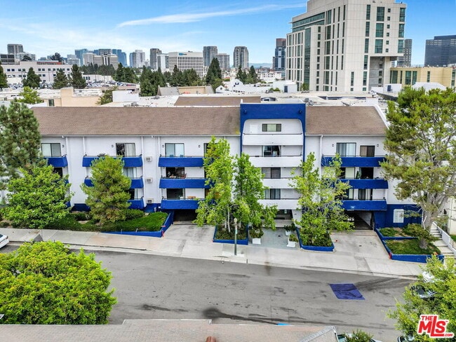 Building Photo - 10982 Roebling Ave