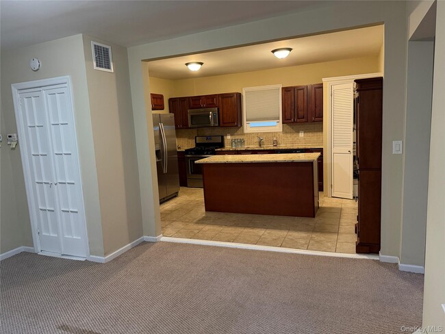 Building Photo - 75 Anstice St