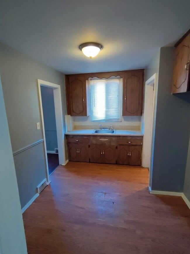 Building Photo - 3 bedroom 1 bath bungalow now available! -...