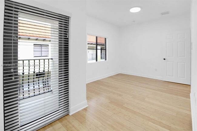 Building Photo - 3204 Bird Ave