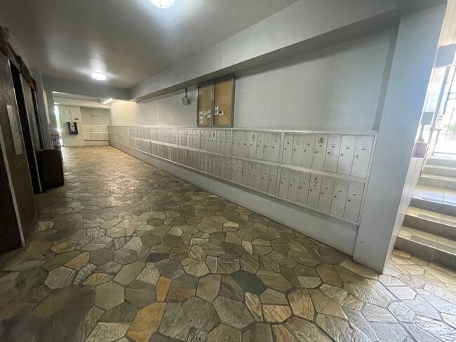 Building Photo - Fantastic Studio Unit w/ parking available...