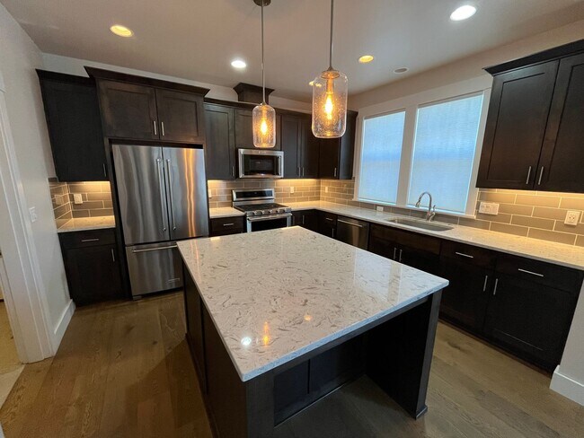 Building Photo - Beautiful 3 Bed/2.5 Bath Home in NW Bend - Fields Street