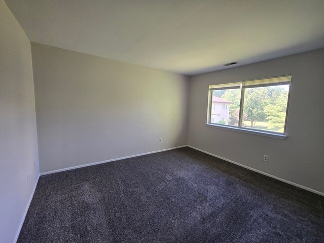 Building Photo - Commuter's delight! Freshly painted, 2-bed...