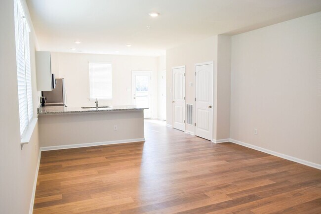 Building Photo - Stunning NEW Townhouse in Heritage Trace!