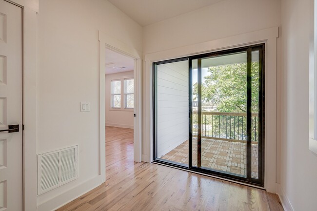 Building Photo - Stunning 4-Bedroom Nashville Home with Granite Countertops, Hardwood Floors, and Fireplace!