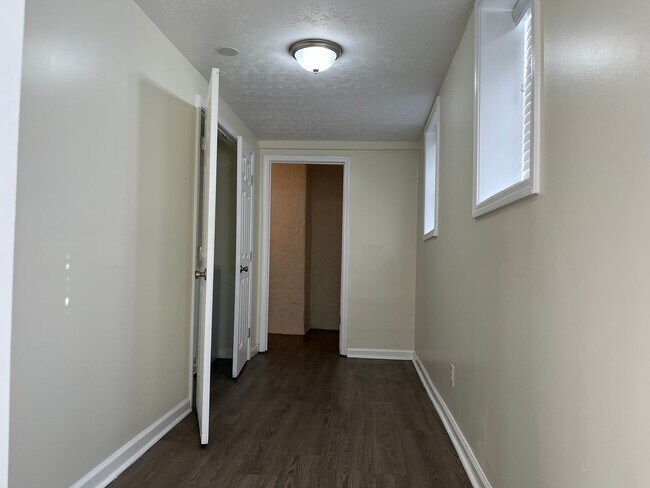 Building Photo - Spacious 3/2 Duplex Unit w/ Bonus Room Min...