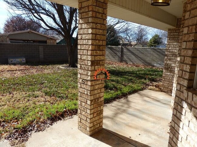 Building Photo - Spacious 4 bedroom 2 bath brick home