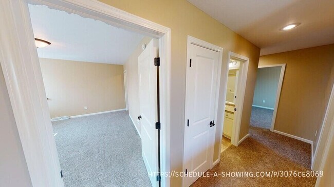 Building Photo - 1802 N Creek Cir