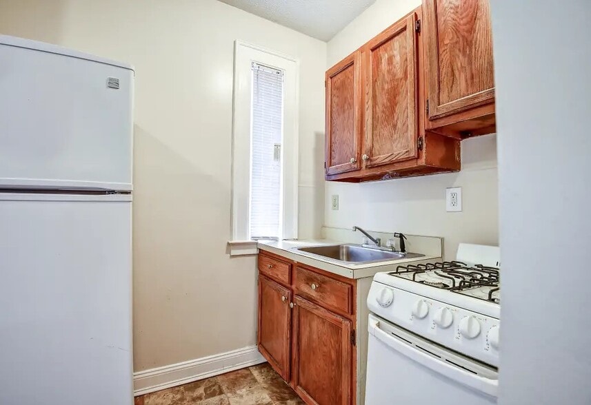 Building Photo - 29 39 Charter Oak LLC