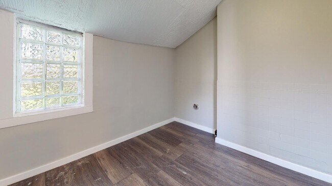 Building Photo - Clark/Fulton - 4 bed/1 bath - Single Family Home