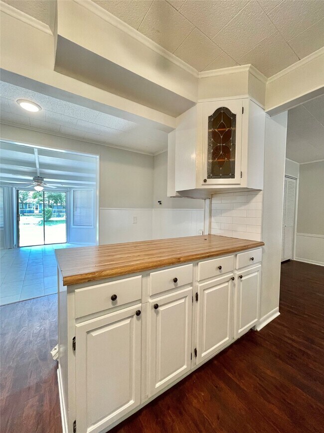 Building Photo - 1112 Southampton Dr