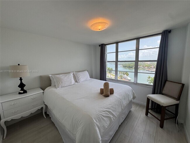 Building Photo - 5161 Collins Ave
