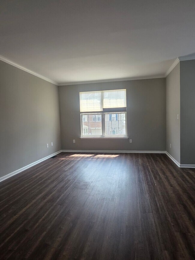 Building Photo - End Unit Townhouse in Brennan Estates- 2 B...