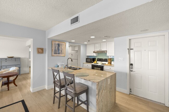 Building Photo - Huge Double sized Condo Overlooking The Ma...