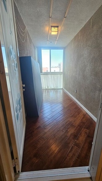 Building Photo - 1049 S Hobart Blvd