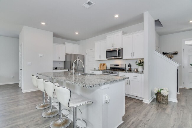 Building Photo - 4 Bedroom 3 Bathroom Two Story Home