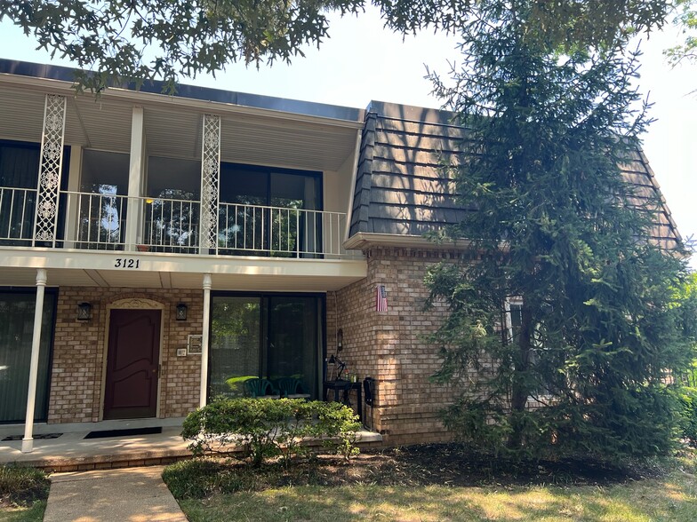 Building Photo - 3121 Patrick Henry Dr