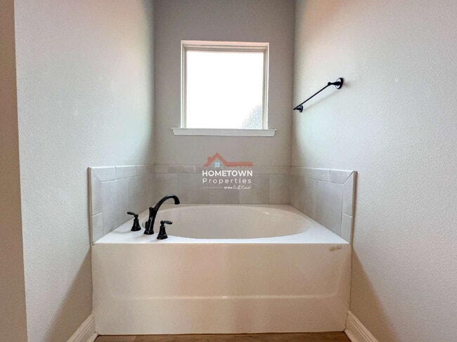 Building Photo - Beautiful 3 bedroom home centrally located...
