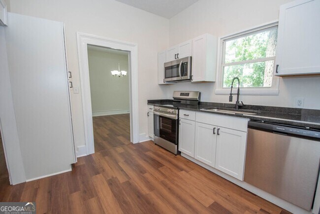 Building Photo - Will not last! Walk to the square in Newna...