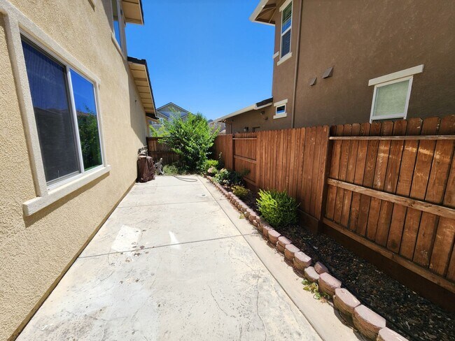 Building Photo - 4549 Maple Crest St