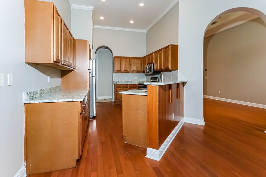Building Photo - 1755 Palisades Dr