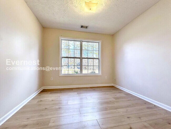 Building Photo - 3 Bed/2 Bath Home with Garage / Pet-Friendly / Vouchers Accepted / Coming Soon!