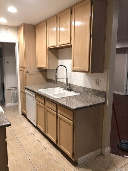 Kitchen - 339 S Catalina Ave