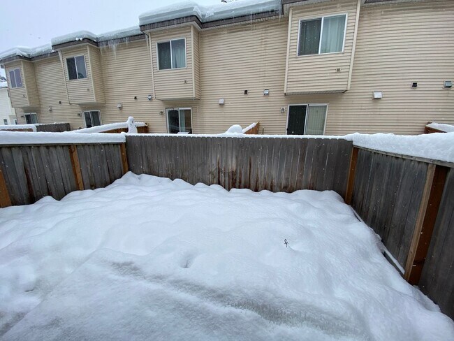 Building Photo - A lovely (3) bed, (2) bath end-unit townho...