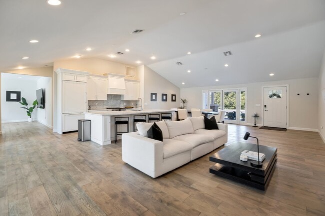 Building Photo - Beautifully furnished Arcadia Lite Rental Home!