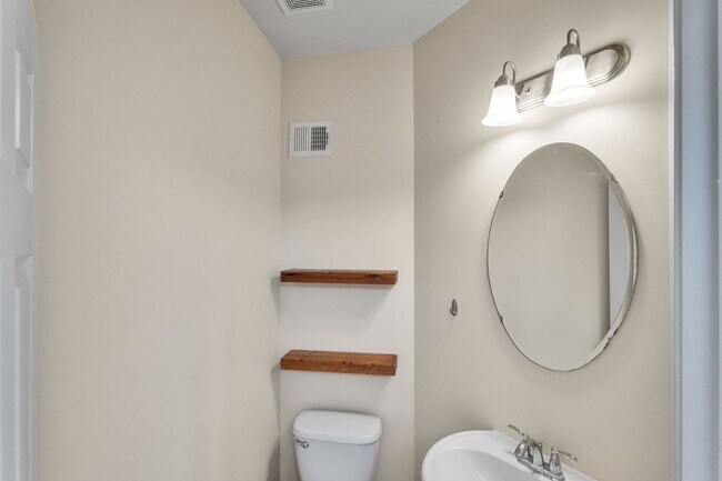 Building Photo - Charming 3 BR + Den Townhouse available now