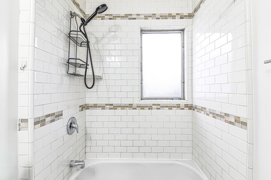 Building Photo - 809 Flora Dr