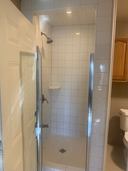 Building Photo - 1116 Lakeshore Dr